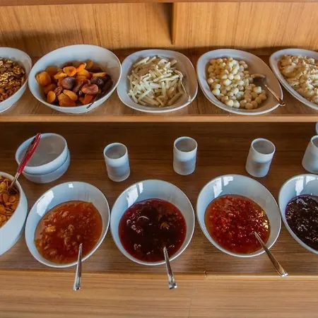 Zara Cave Готель